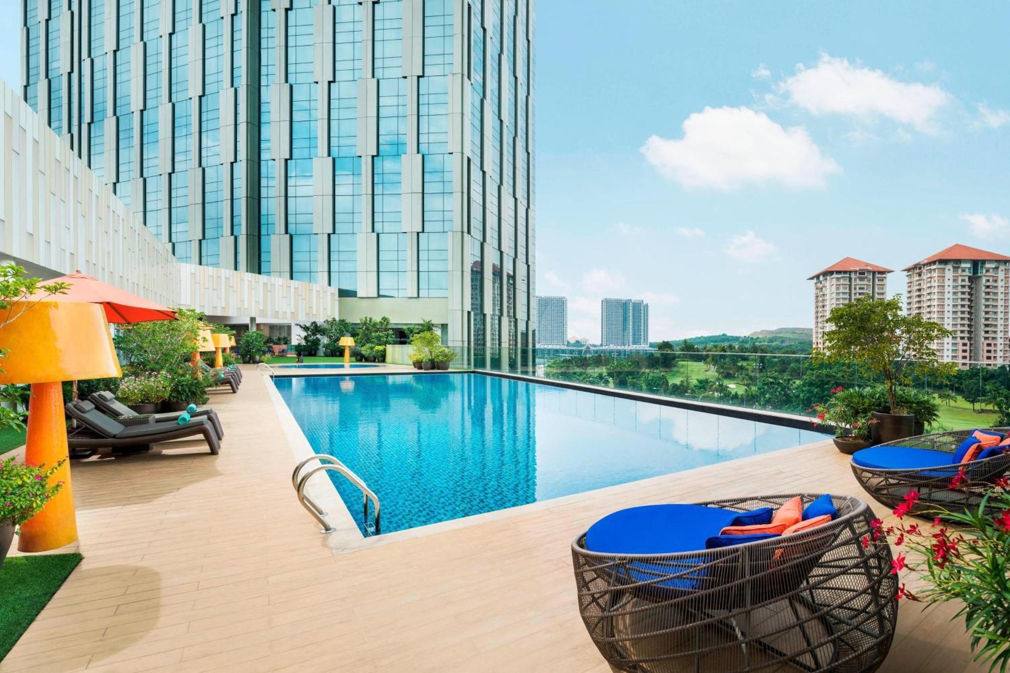 Le Meridien Putrajaya Eksteriør bilde The swimming pool at the hotel
