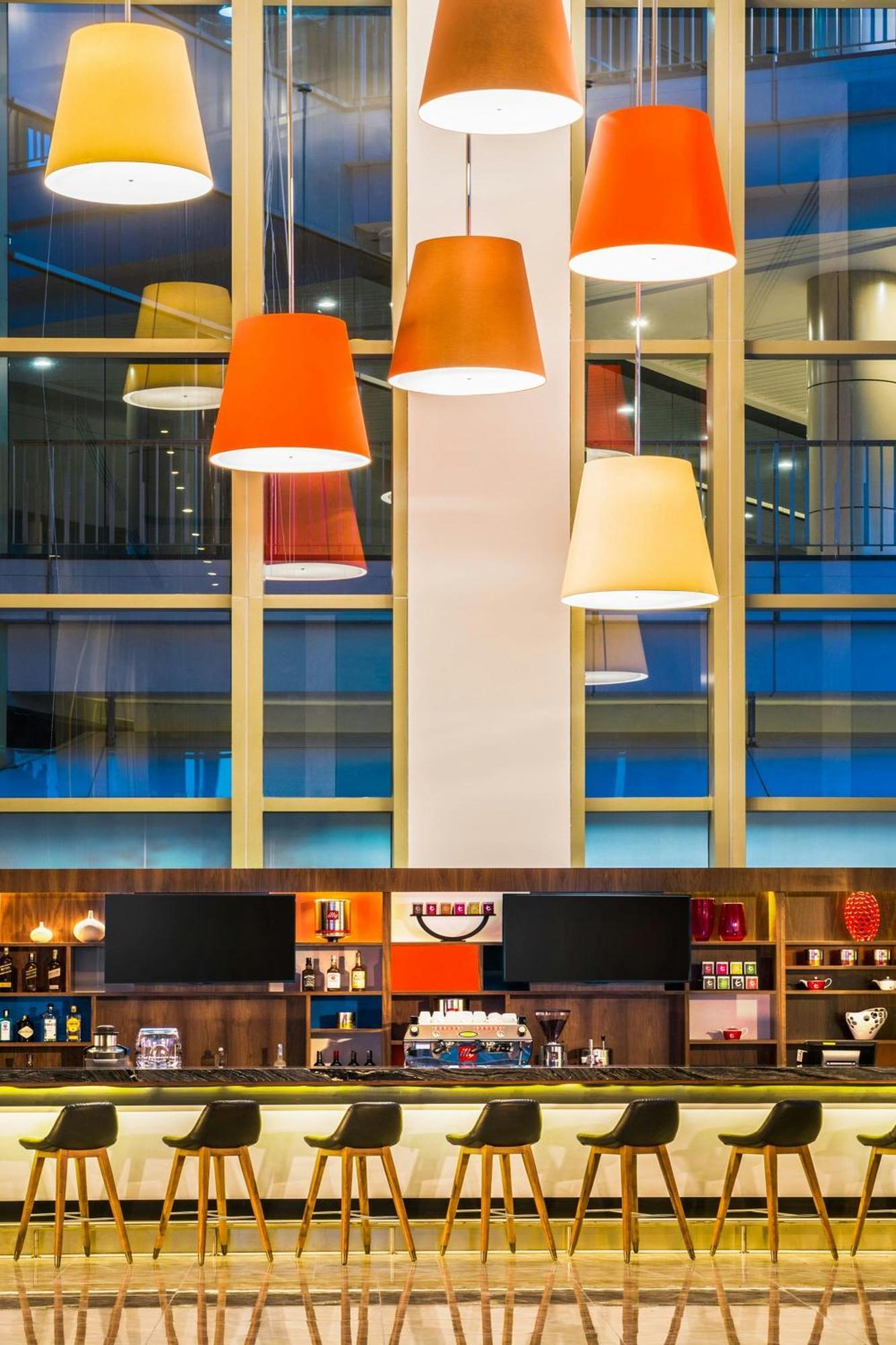 Le Meridien Putrajaya Eksteriør bilde The bar at the hotel